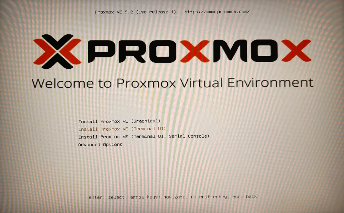 Wybór sposobu instalacji Proxmoxa. Jeżeli wystarczy Ci dostęp do Proxmoxa przez przeglądarkę - wybierz Terminal UI.